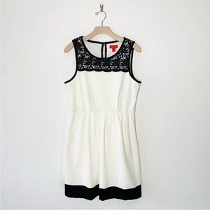 EUC L Elle white dress w/ black lace accent around the neck & black lined skirt